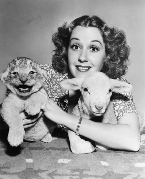Frau mit Lamm und Löwenjungtier — Stockfoto