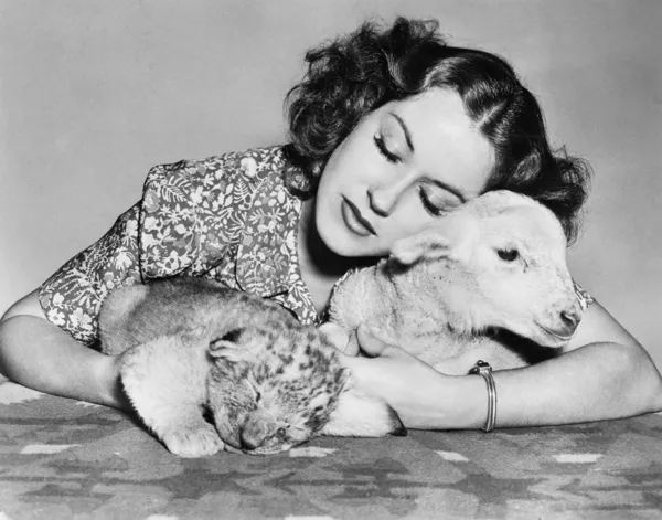 Γυναίκα με τον ύπνο cub αρνί και λιοντάρι — Φωτογραφία Αρχείου