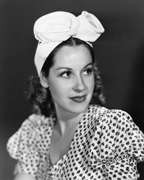 모자를 착용 하는 젊은 여자의 초상화 — 스톡 사진