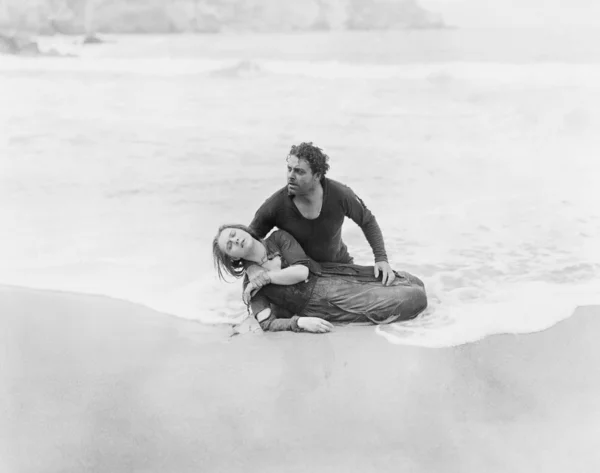 Hombre rescatando a mujer del océano — Foto de Stock