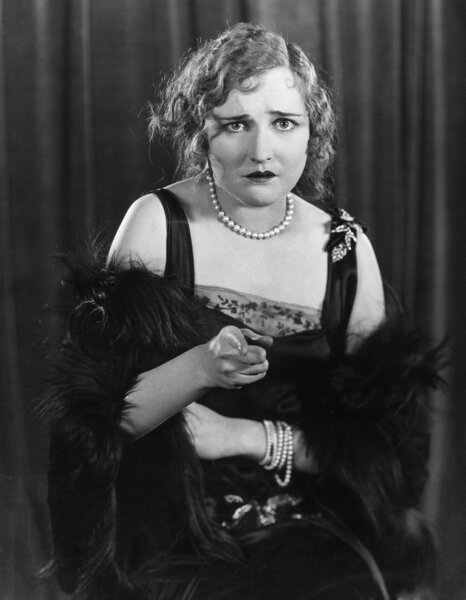 Расстроенная женщина, указывающая пальцем
