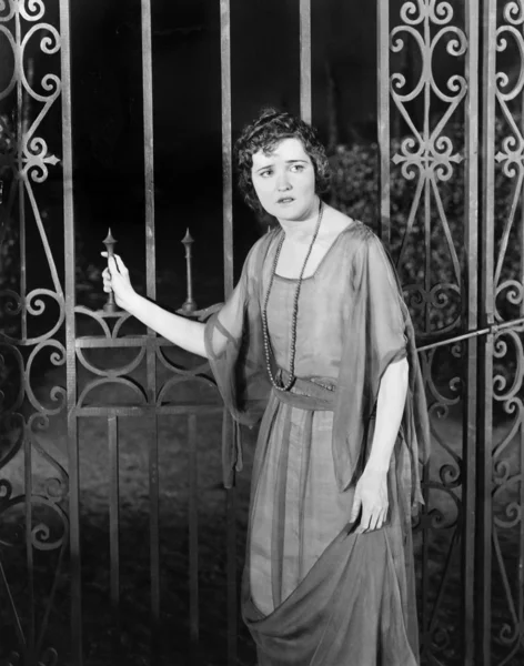 Ανησυχούν γυναίκα στην πύλη — Φωτογραφία Αρχείου