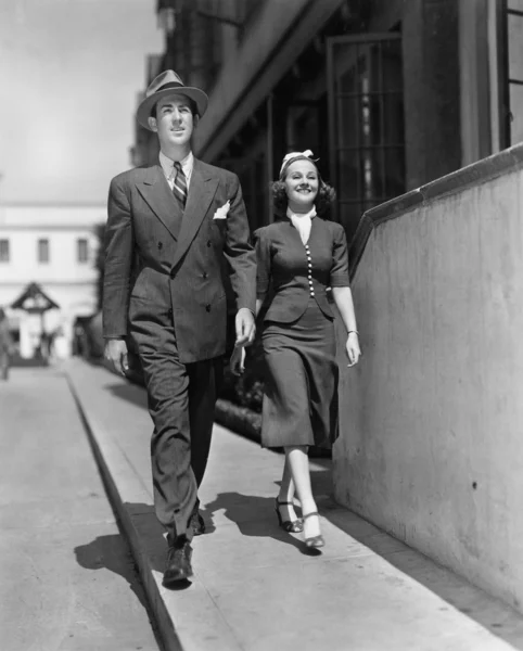 Leende par går på trottoaren — Stockfoto