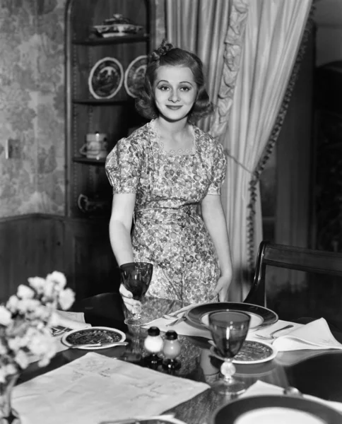 Kadın ayar yemek masası portresi — Stok fotoğraf