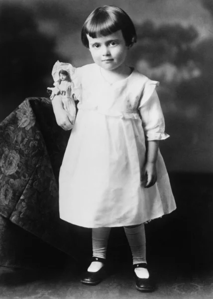 Portrét holčička s panenkou — Stock fotografie