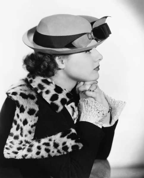 Şapkalı ve paltolu kadın portresi — Stok fotoğraf