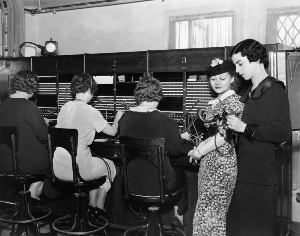 Operadores de telefonía en centralita — Foto de Stock