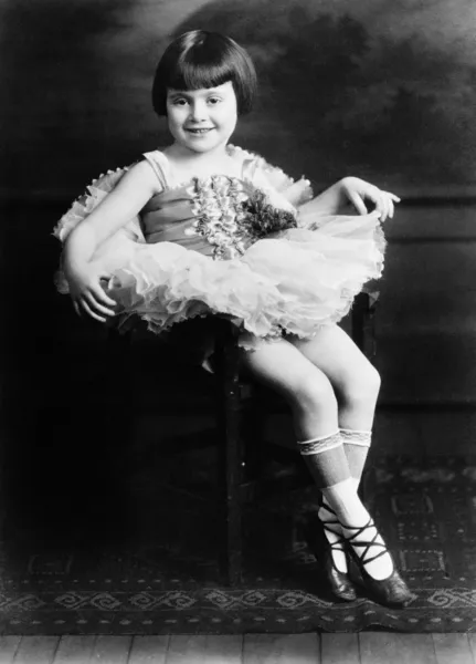 Porträtt av lilla flicka i balett dräkt — Stockfoto