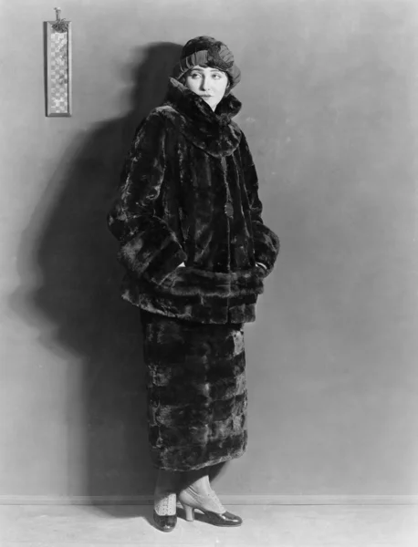 Kürk ceket ve etek giyen kadın — Stok fotoğraf