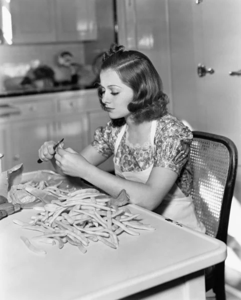女人修剪豆 — 图库照片
