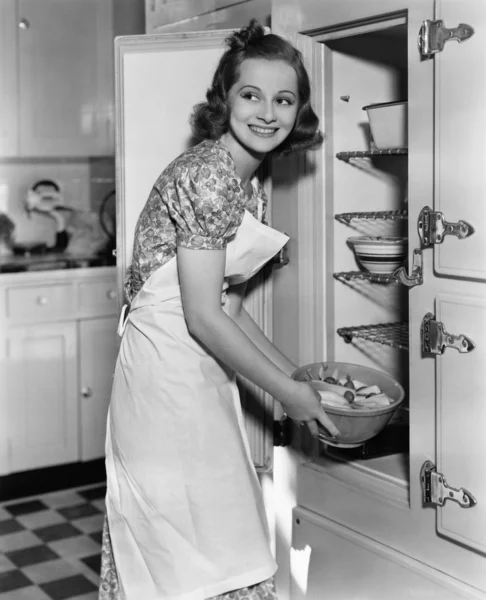 Portret kobiety w kuchni — Zdjęcie stockowe