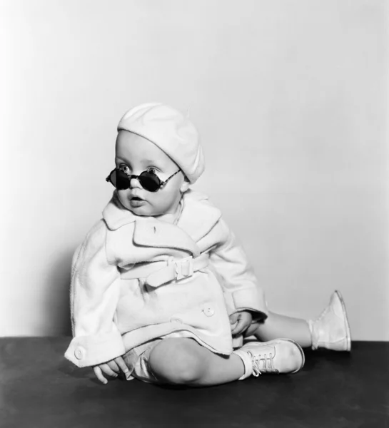 赤ちゃんの身に着けているベレー帽およびサングラス — ストック写真