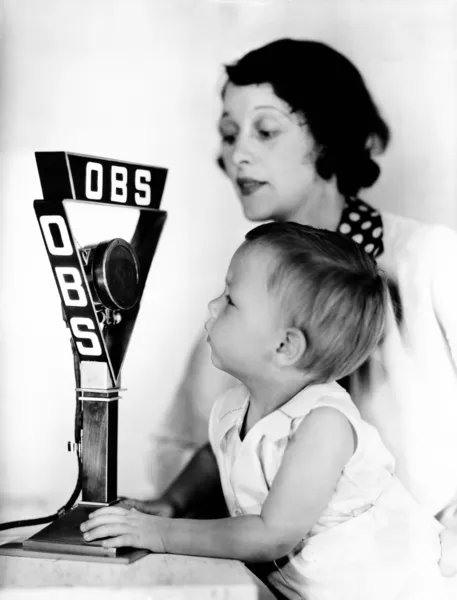 Bebé y madre con micrófono de radio —  Fotos de Stock
