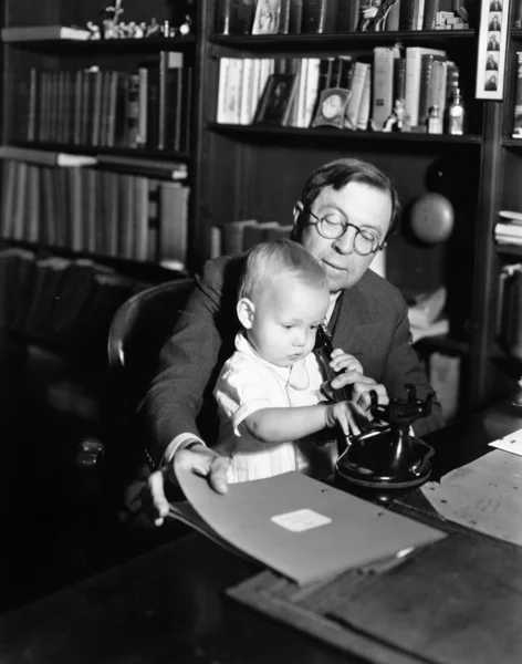 Πατέρας βοηθώντας μωρό χρήση τηλέφωνο — Φωτογραφία Αρχείου
