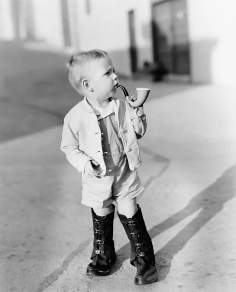 Porträt eines kleinen Jungen mit Pfeife — Stockfoto