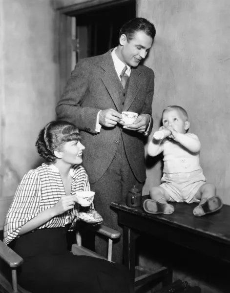 Padres con bebé bebiendo del biberón —  Fotos de Stock