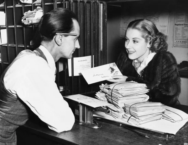 Clerk com mulher carta de correspondência — Fotografia de Stock
