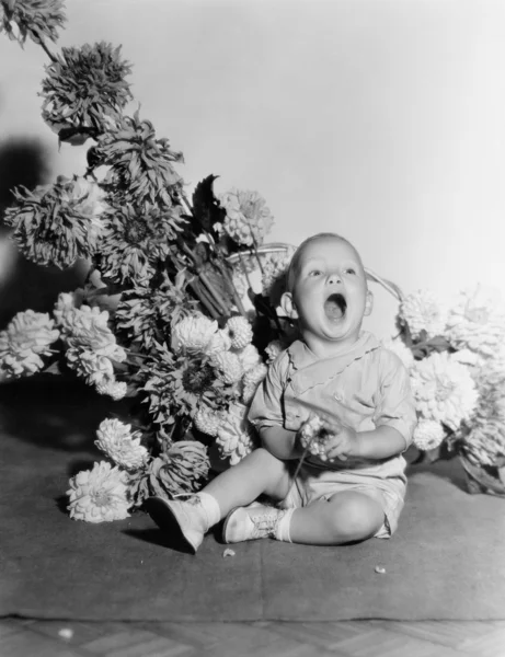 Baby met boeket van bloemen — Stockfoto
