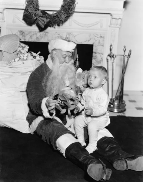 Criança excitada com Papai Noel — Fotografia de Stock