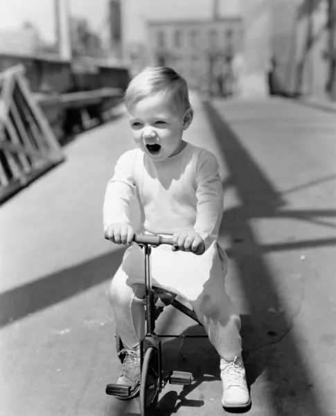 Портрет ребенка на трехколесном велосипеде — стоковое фото