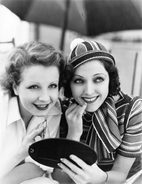 Duas mulheres vestindo maquiagem — Fotografia de Stock