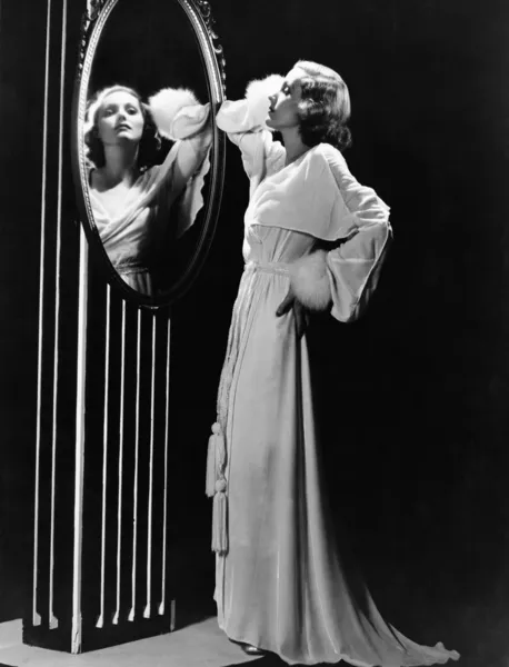 Λαμπερό γυναίκα ψάχνει στον καθρέφτη — Φωτογραφία Αρχείου