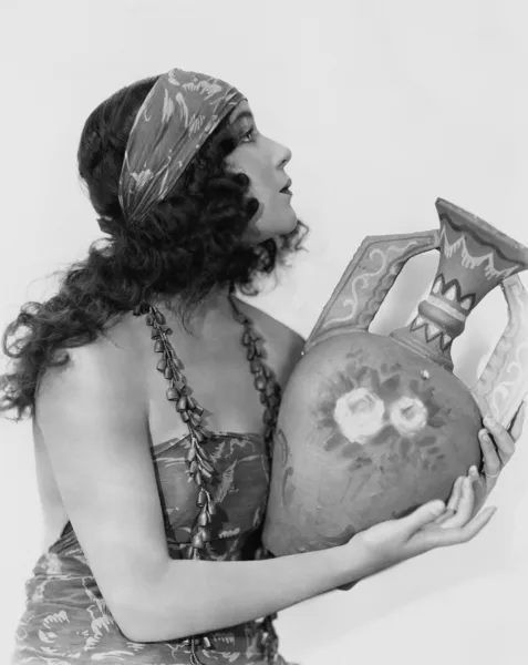 Mulher segurando vaso de barro antigo — Fotografia de Stock