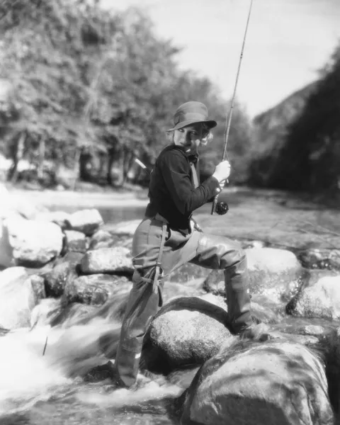 Vrouw vissen in rivier — Stockfoto