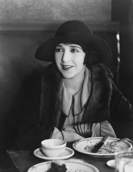 Retrato de mulher sorridente após a refeição — Fotografia de Stock