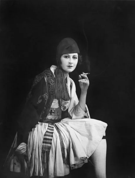 女性の喫煙の肖像画 — ストック写真