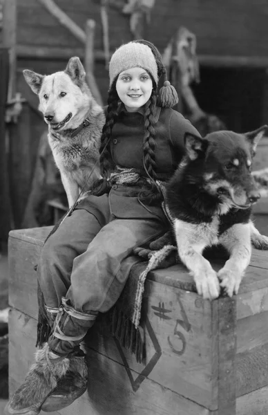 Mulher posando com dois cães de trenó — Fotografia de Stock
