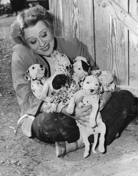 Donna con cuccioli — Foto Stock