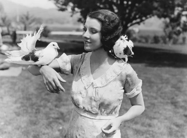 Žena s ptáky — Stock fotografie