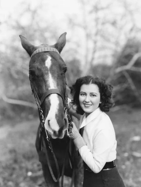 Πορτραίτο γυναίκας με άλογο — Φωτογραφία Αρχείου