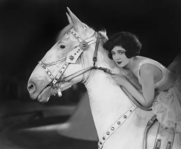 Vrouw paardrijden paard — Stockfoto