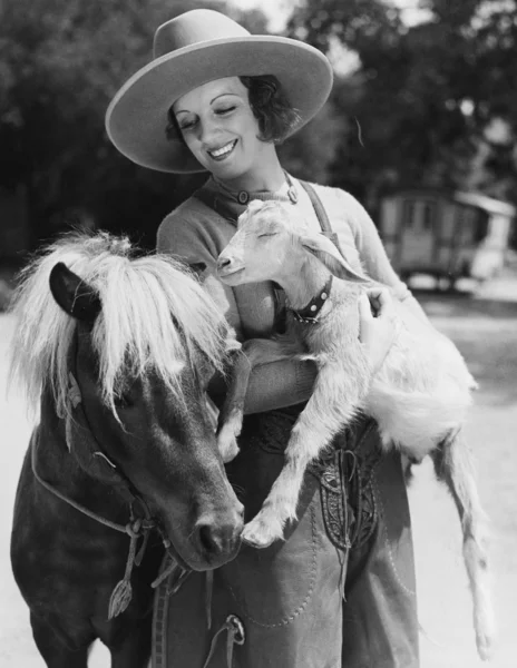 Vrouw met geit en pony — Stockfoto