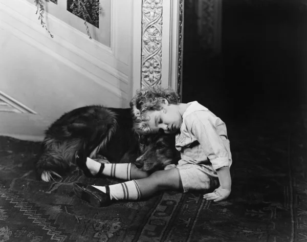 Criança adormecida com cão — Fotografia de Stock