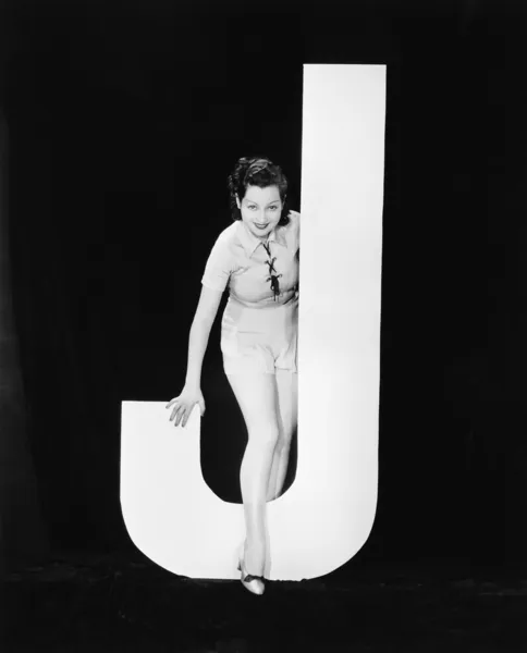 Mulher com enorme letra J — Fotografia de Stock