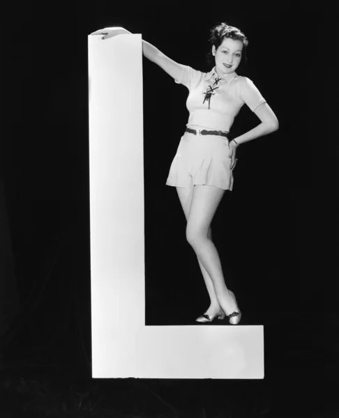 Женщина с огромной буквой L — стоковое фото