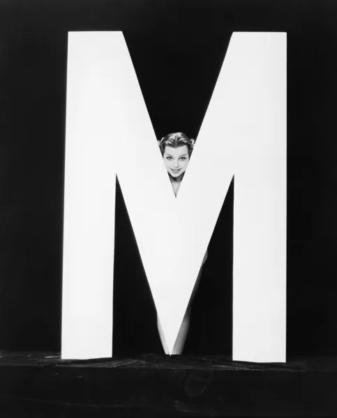 Donna faccia con enorme lettera M — Foto Stock