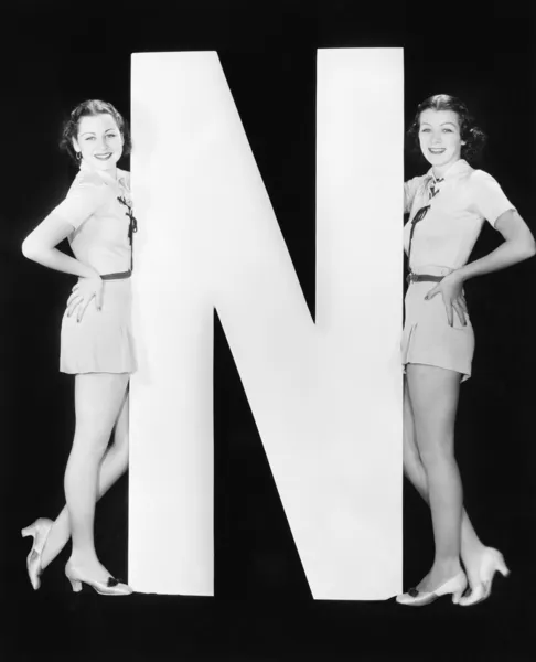Zwei Frauen mit riesigem Buchstaben n — Stockfoto