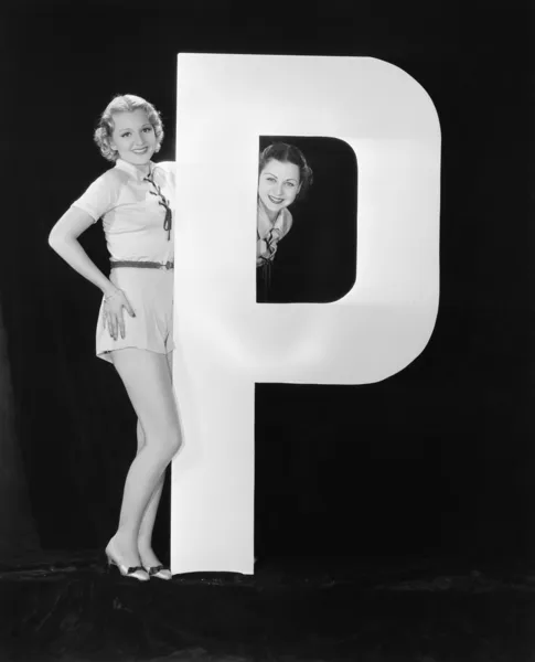 Femmes avec une énorme lettre P — Photo