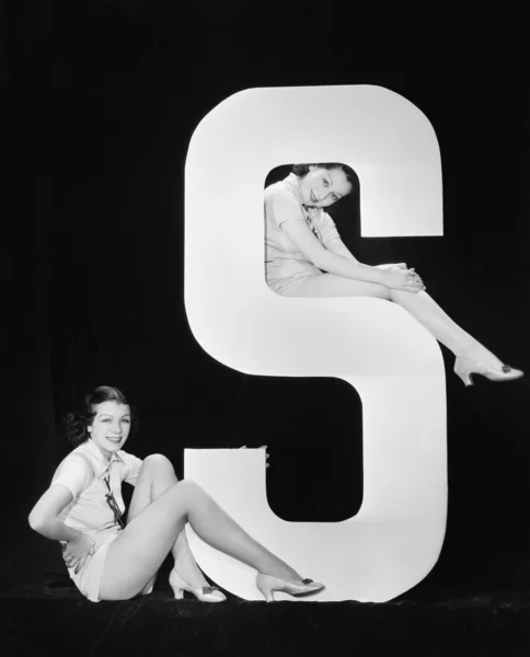 Mujeres posando con enorme letra S — Foto de Stock