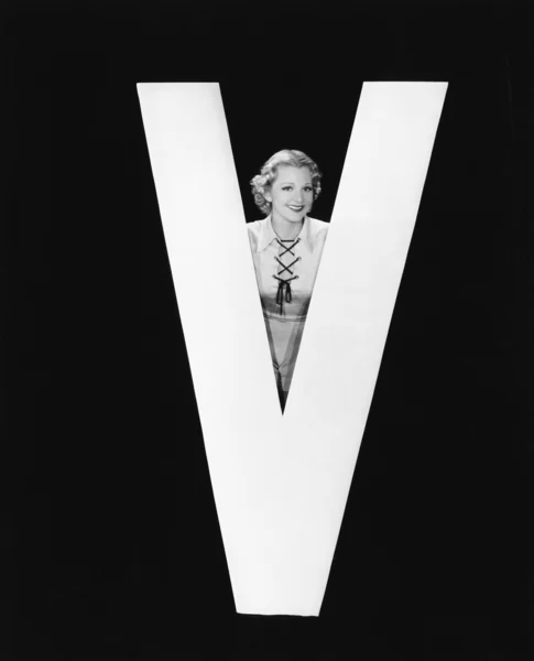 Femme posant avec une énorme lettre V — Photo