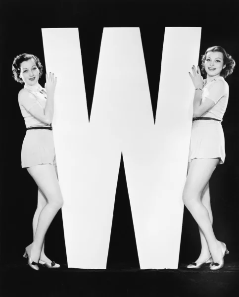 Mujeres posando con enorme letra W —  Fotos de Stock