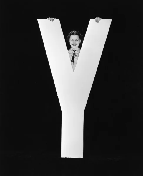 Mulher posando atrás da enorme letra Y — Fotografia de Stock