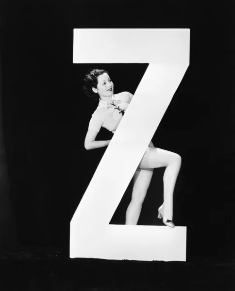 Donna con lettera enorme Z — Foto Stock