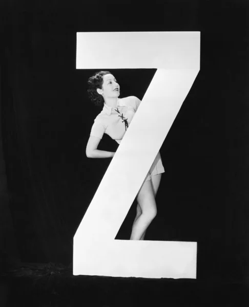 Nő, hatalmas levelet Z — Stock Fotó