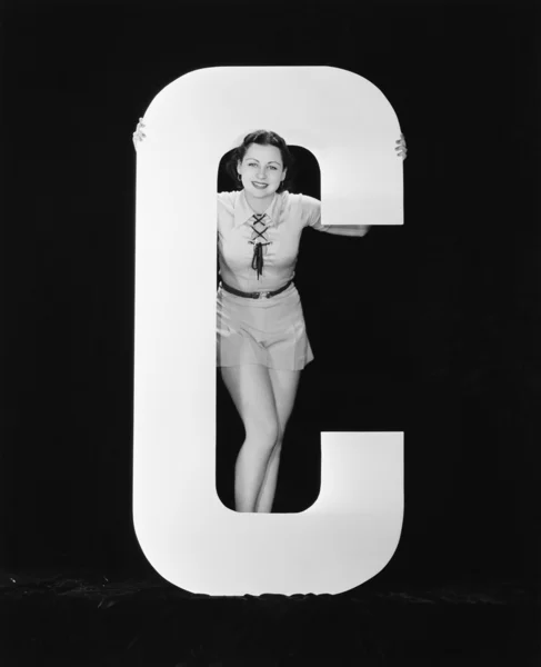 Kvinna poserar med stora bokstaven c — Stockfoto