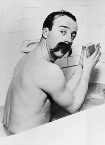 Retrato de hombre con bigote enorme en el baño — Foto de Stock